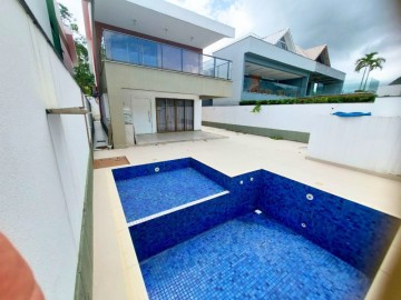 São quartos sendo 4 suítes, ampla área gourmet com piscina